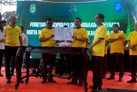 Wakil Bupati Halut, Dr. Hi. Kasman Hi. Ahmad tanda tangan MoU jaga desa bersama Kejagung RI di Kota Ternate. 