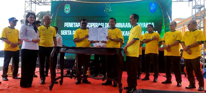 Wakil Bupati Halut, Dr. Hi. Kasman Hi. Ahmad tanda tangan MoU jaga desa bersama Kejagung RI di Kota Ternate. 