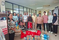Wakil Bupati Halut, Dr. Hi. Kasman Hi. Ahmad, serahkan bantuan paket sembako kepada penyandang disabilitas. 