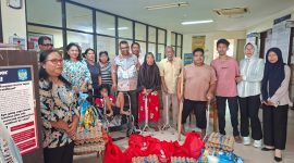 Wakil Bupati Halut, Dr. Hi. Kasman Hi. Ahmad, serahkan bantuan paket sembako kepada penyandang disabilitas. 