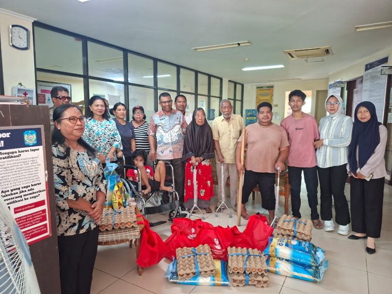 Wakil Bupati Halut, Dr. Hi. Kasman Hi. Ahmad, serahkan bantuan paket sembako kepada penyandang disabilitas. 