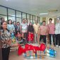 Wakil Bupati Halut, Dr. Hi. Kasman Hi. Ahmad, serahkan bantuan paket sembako kepada penyandang disabilitas. 
