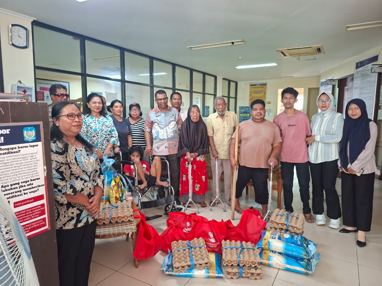 Pemkab Halut Salurkan Bantuan Untuk 11 Penyandang Disabilitas, Wabup : Tak Boleh Ada Warga Yang Terabaikan