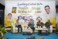 Narasumber pembedah buku Pendidikan Sebagai Strategi Kebudayaan yang ditulis oleh Dr. Hi. Kasman Hi. Ahmad, yakni Prof. Gufran A. Ibrahim, Prof. Julianus Majau, Drs. A. Malik Ibrahim, yang dipandu oleh Drs. Darwis Humah.