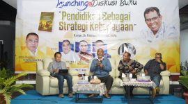 Narasumber pembedah buku Pendidikan Sebagai Strategi Kebudayaan yang ditulis oleh Dr. Hi. Kasman Hi. Ahmad, yakni Prof. Gufran A. Ibrahim, Prof. Julianus Majau, Drs. A. Malik Ibrahim, yang dipandu oleh Drs. Darwis Humah.