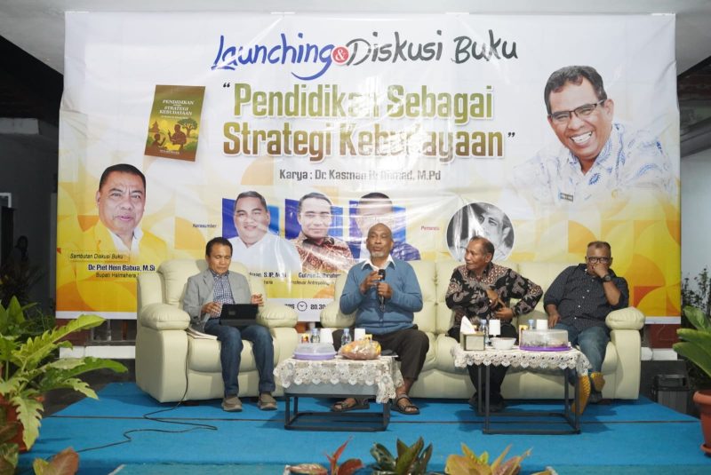 Narasumber pembedah buku Pendidikan Sebagai Strategi Kebudayaan yang ditulis oleh Dr. Hi. Kasman Hi. Ahmad, yakni Prof. Gufran A. Ibrahim, Prof. Julianus Majau, Drs. A. Malik Ibrahim, yang dipandu oleh Drs. Darwis Humah.