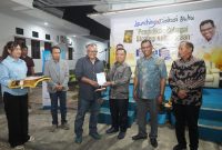 Bupati Halut, Dr. Piet Hein Babua di dampingi Wakil Bupati, Dr. Hi. Kasman Hi. Ahmad penyerahan buku kepada narasumber. 