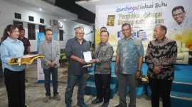 Bupati Halut, Dr. Piet Hein Babua di dampingi Wakil Bupati, Dr. Hi. Kasman Hi. Ahmad penyerahan buku kepada narasumber. 
