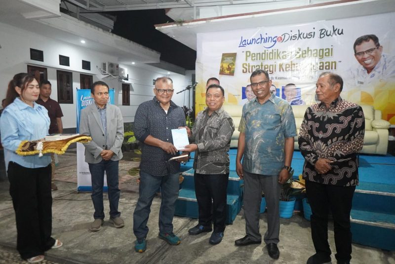 Bupati Halut, Dr. Piet Hein Babua di dampingi Wakil Bupati, Dr. Hi. Kasman Hi. Ahmad penyerahan buku kepada narasumber. 