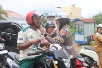 HUT ke-70 Lalulintas, Satlantas Polres Halteng bagikan helm gratis.(foto/humas).