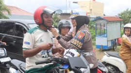 HUT ke-70 Lalulintas, Satlantas Polres Halteng bagikan helm gratis.(foto/humas).
