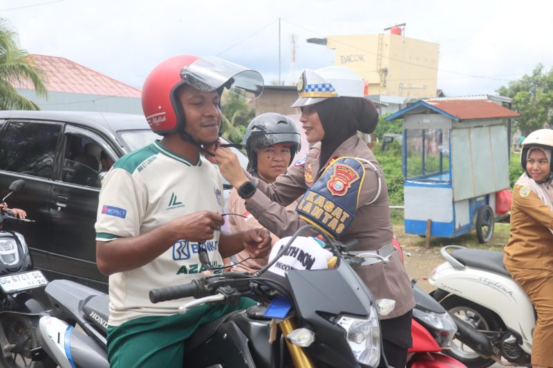 HUT ke-70 Lalulintas, Satlantas Polres Halteng bagikan helm gratis.(foto/humas).