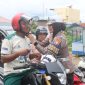 HUT ke-70 Lalulintas, Satlantas Polres Halteng bagikan helm gratis.(foto/humas).