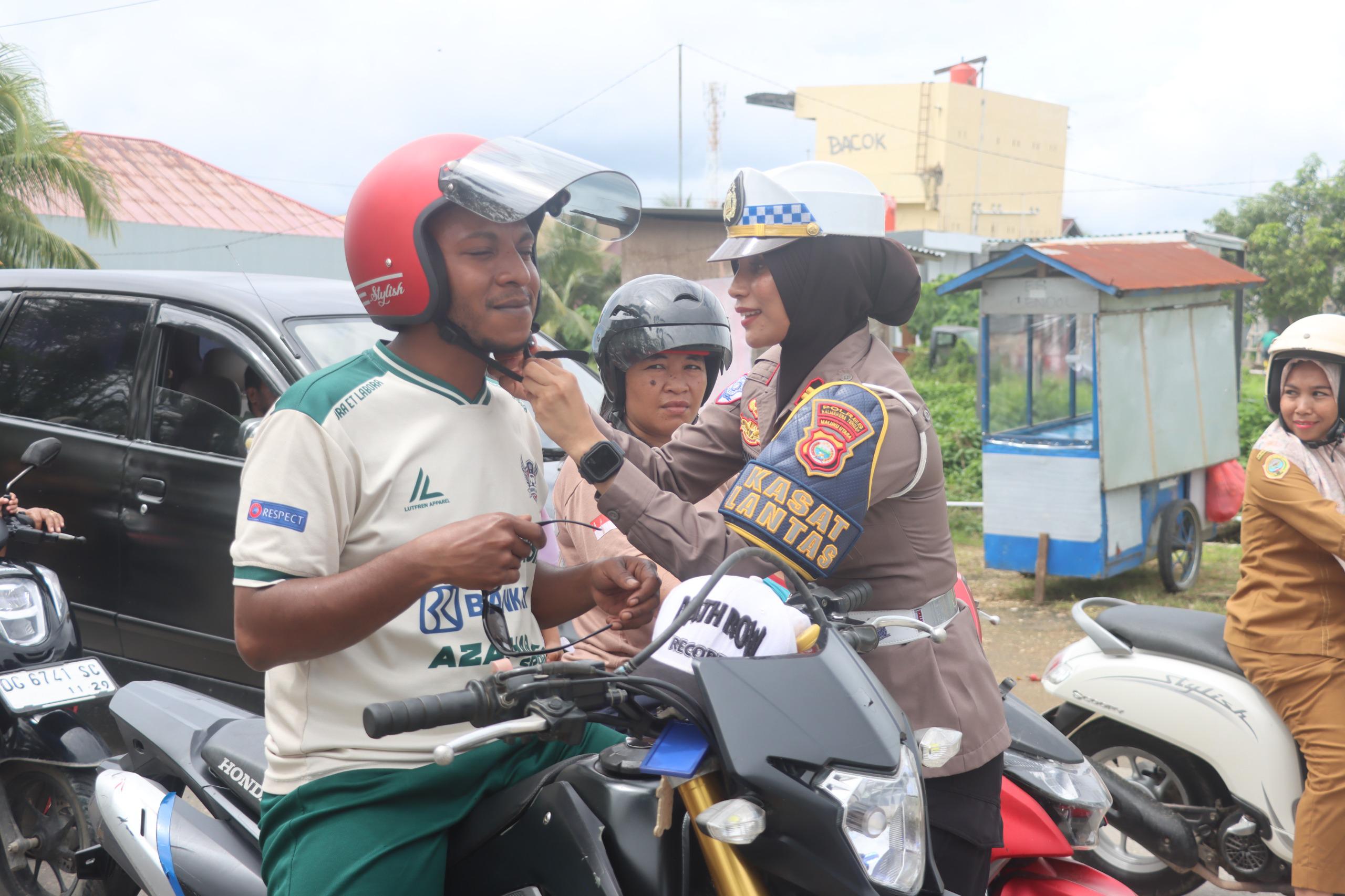 HUT Ke-70 Lalu Lintas, Satlantas Polres Halteng Bagikan 100 Helm Gratis Di Kota Weda