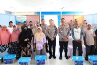 Memperingati hari Lalu Lintas Bhayangkara ke-70, Polda Malut gelar bakti sosial.(foto/humas) 