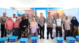 Memperingati hari Lalu Lintas Bhayangkara ke-70, Polda Malut gelar bakti sosial.(foto/humas) 