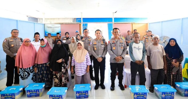 Memperingati hari Lalu Lintas Bhayangkara ke-70, Polda Malut gelar bakti sosial.(foto/humas) 