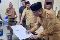 Wabup Halut, Dr. Hi. Kasman Hi. Ahmad menandatangani berita acara pelantikan BAZNAS. 