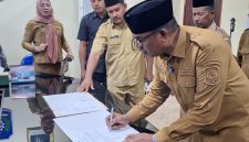 Wabup Halut, Dr. Hi. Kasman Hi. Ahmad menandatangani berita acara pelantikan BAZNAS. 