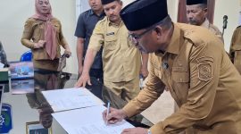Wabup Halut, Dr. Hi. Kasman Hi. Ahmad menandatangani berita acara pelantikan BAZNAS. 