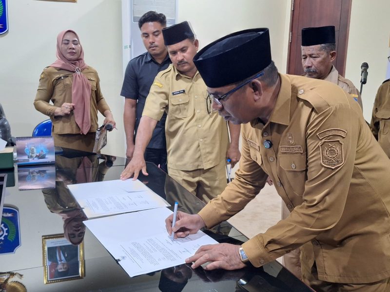 Wabup Halut, Dr. Hi. Kasman Hi. Ahmad menandatangani berita acara pelantikan BAZNAS. 