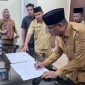 Wabup Halut, Dr. Hi. Kasman Hi. Ahmad menandatangani berita acara pelantikan BAZNAS. 