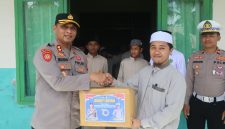 Peringati HUT ke-70 Lalu Lintas, Polres Halut berbagi dengan anak-anak panti asuhan. 