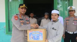 Peringati HUT ke-70 Lalu Lintas, Polres Halut berbagi dengan anak-anak panti asuhan. 
