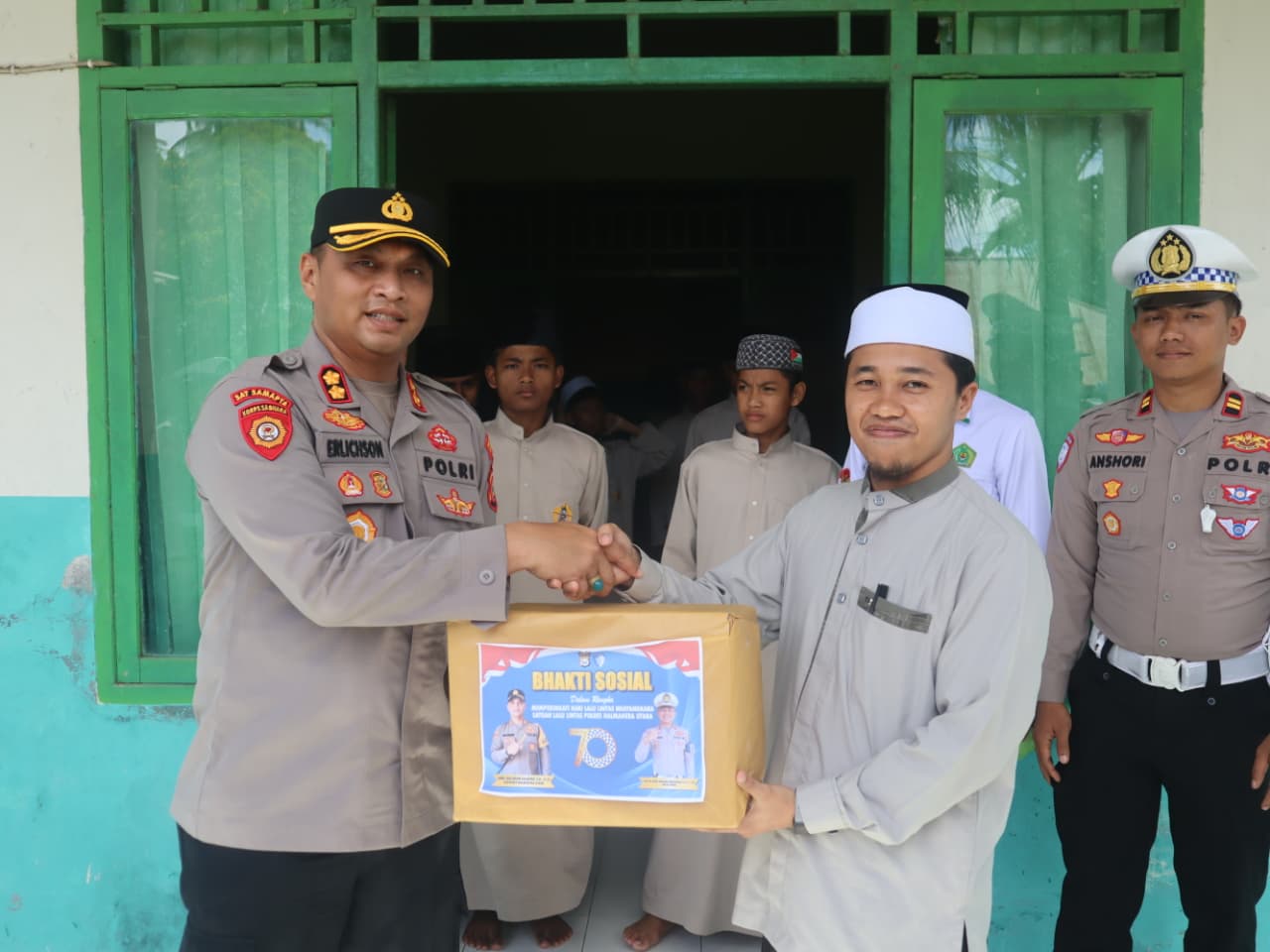HUT Lalu Lintas Ke-70, Satlantas Polres Halut Gelar Bakti Sosial Di Pesantren Dan Tukang Ojek