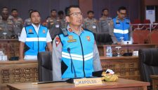 Kapolda dan Wakapolda Malut hadiri penandatanganan pakat integritas serta pengambilan sumpah panitia dan peserta seleksi pendidikan pengembangan umum terpadu Polri T.A 2025-2026 melalui zoom meeting.(foto/humas) 