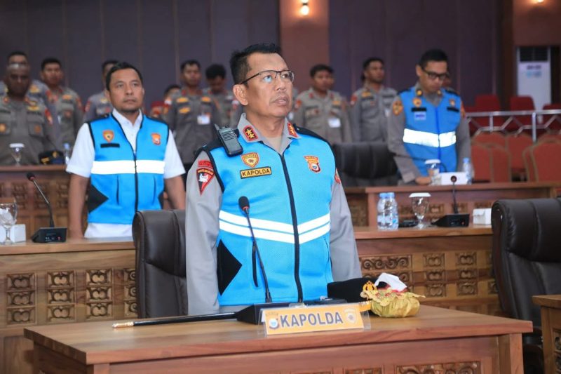 Kapolda dan Wakapolda Malut hadiri penandatanganan pakat integritas serta pengambilan sumpah panitia dan peserta seleksi pendidikan pengembangan umum terpadu Polri T.A 2025-2026 melalui zoom meeting.(foto/humas) 