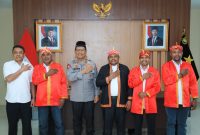Masyarakat adat Halmahera Barat silaturahim dengan Kapolda Malut.(foto/humas) 
