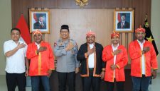 Masyarakat adat Halmahera Barat silaturahim dengan Kapolda Malut.(foto/humas) 
