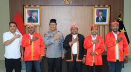 Masyarakat adat Halmahera Barat silaturahim dengan Kapolda Malut.(foto/humas) 