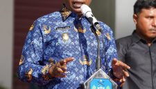 Wabup Halut saat memimpin upacara 