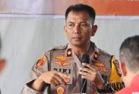 Kasundit Gakkum, Kompol Riki Arinanda.