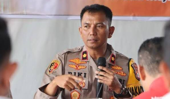 Kasundit Gakkum, Kompol Riki Arinanda.