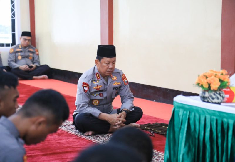Kapolda Malut, Irjen Pol. Waris Agono mengikuti Binrohtal.(foto/humas)