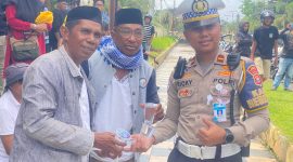 Kanit Rekiden Ipda Rucky Richardo bersama persinil Satlantas Polres Halut bagikan air mineral ke masa aksi.(istimewa)