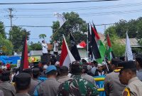 Aliansi Umat Islam Halut gelar aksi unjuk rasa di depan Mapolres Halut.