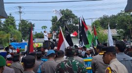 Aliansi Umat Islam Halut gelar aksi unjuk rasa di depan Mapolres Halut.