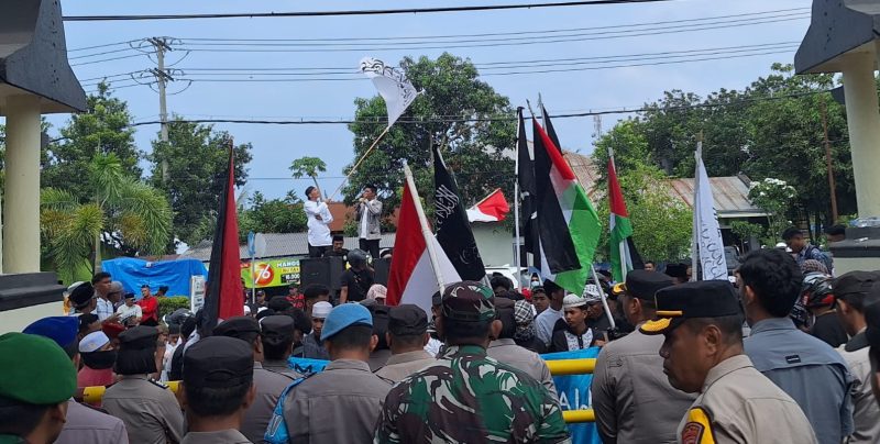 Aliansi Umat Islam Halut gelar aksi unjuk rasa di depan Mapolres Halut.