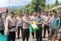 Kapolres Haltim AKBP B. Kusuma Ardiansyah salurkan sembako dan layanan kesehatan kepada masyarakat.(foto/humas)