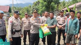 Kapolres Haltim AKBP B. Kusuma Ardiansyah salurkan sembako dan layanan kesehatan kepada masyarakat.(foto/humas)