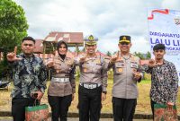 Kapolda Malut serahkan penghargaan kepada Komunitas CCTV Tabalik.(foto/humas) 