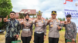 Kapolda Malut serahkan penghargaan kepada Komunitas CCTV Tabalik.(foto/humas) 