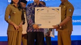 Wakil Bupati Halut, Dr. Hi. Kasman Hi. Ahmad, terima penghargaan dari BKN RI