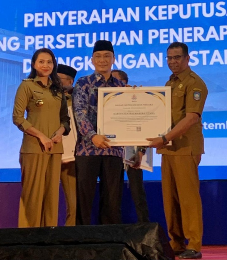 Wakil Bupati Halut, Dr. Hi. Kasman Hi. Ahmad, terima penghargaan dari BKN RI