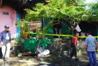 Polisi memang polis line dilokasi kebakaran rumah makan pak RT.(istimewa)