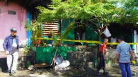 Polisi memang polis line dilokasi kebakaran rumah makan pak RT.(istimewa)
